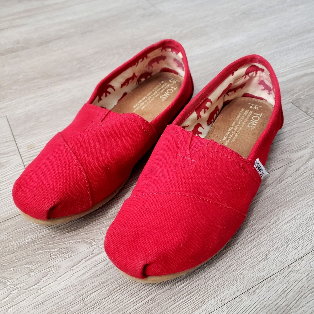 Toms size 7 Wide red classic canvas slip on flats casual vacation summer beach